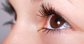 Comment noircir ses cils naturellement ?