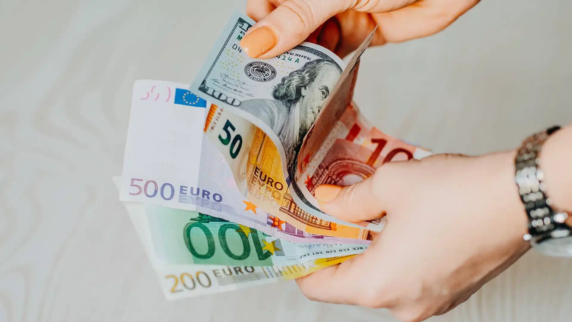 Comment comprendre et suivre l'évolution du cours du dollar en euros