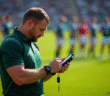 Arbitre rugby vérifiant un chronomètre sur le terrain