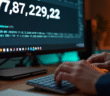 Clavier d'ordinateur et écran affichant une adresse IP