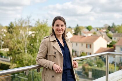 Femme professionnelle souriante sur balcon à Pace