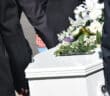Prix des obsèques : vaut-il mieux opter pour une crémation ou un enterrement ?