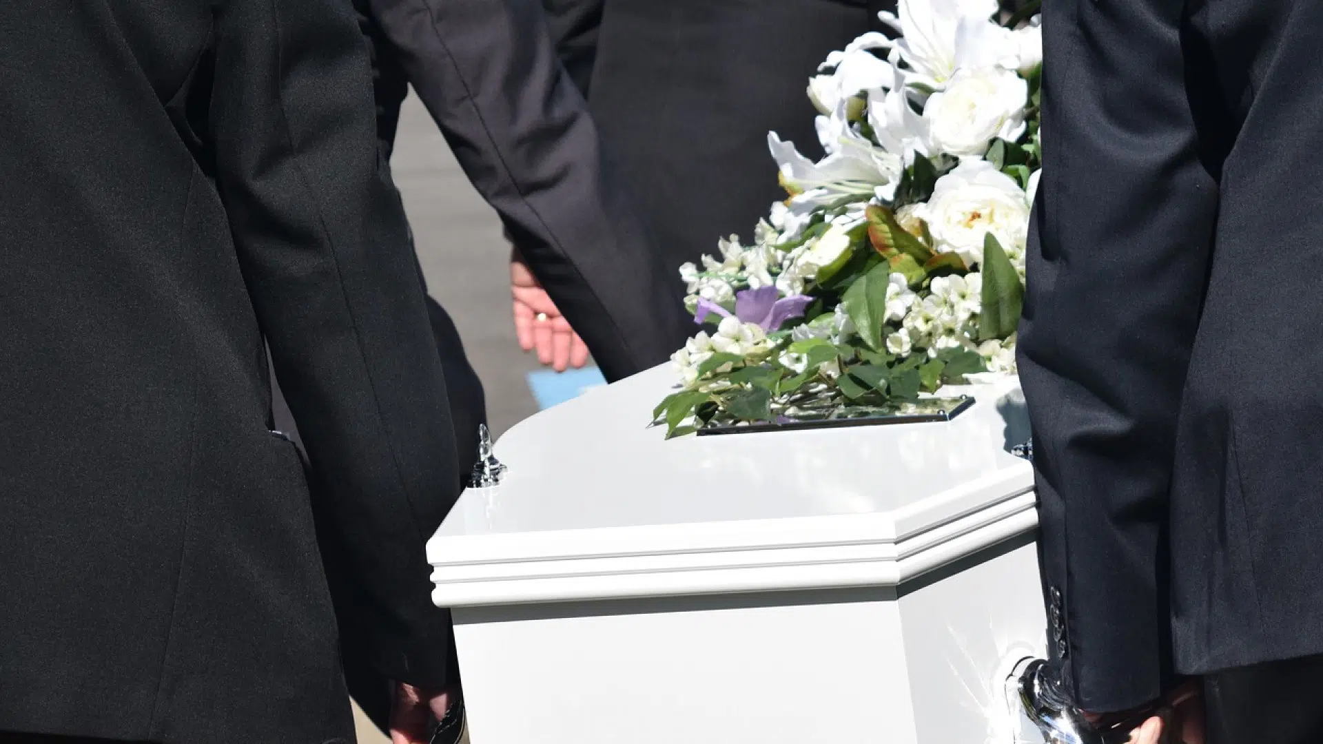 Prix des obsèques : vaut-il mieux opter pour une crémation ou un enterrement ?