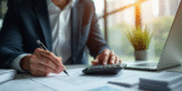 Professionnel en costume examine des documents fiscaux au bureau