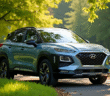 SUV hybride moderne dans un parc verdoyant ensoleille