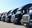 Ligne de camions semitrailers d'occasion en vente en plein soleil