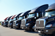 Ligne de camions semitrailers d'occasion en vente en plein soleil